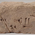 Yazıtlı Tuğla  Pişmiş Toprak, Çivi Yazısı Asur Kralı Sanherib Dönemi M.Ö. 705-681  “Efendisi (tanrı) Nergal için (2) Asur memleketinin kralı Sanherib E.GAL.LAM.MES tapınağını Tarbişu şehrinin içinde (3) temelinden burçlarına kadar (yeniden) yaptırdı.”  Brick with Inscription Terracotta, Cuneiform Reign of Assyrian King Sanherib 705-681 B.C.E  “Sanherin, the King of Assyrian lands (re)built the temple of E.GAL.LAM.MES for his Lord (god) Nergal (2) from its foundations to its towers within the city of Tarabis